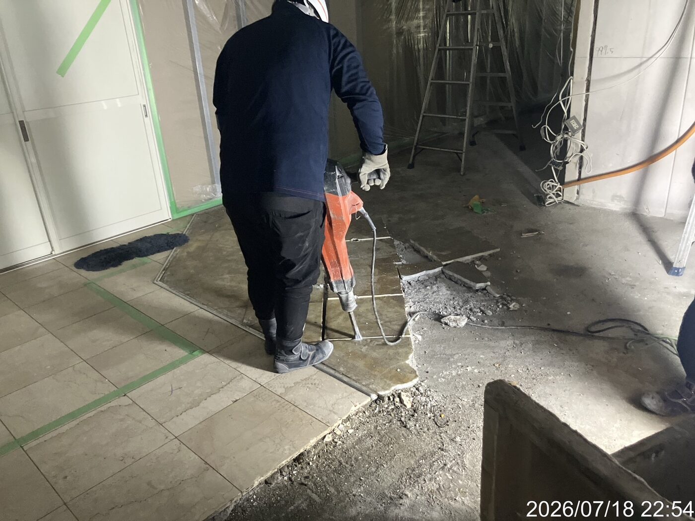 床材のはつり作業の様子